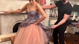 Oscar de la Renta виставив на аукціон сукню Сари Джессіки Паркер, щоб допомогти Україні-320x180
