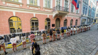 Протест проти ґвалтувань українок пройшов в Естонії біля посольства рф-320x180