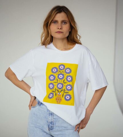 Український бренд OLIZ випустив дроп футболок з картинами Марії Приймаченко-430x480