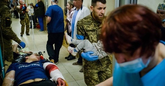 Українські медики рятують життя під час війни-Фото 4