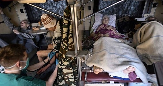 Українські медики рятують життя під час війни-Фото 9