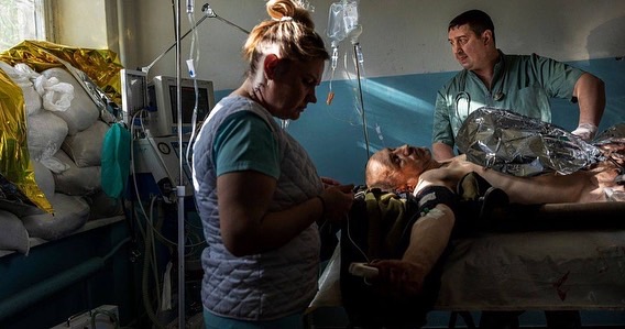 Українські медики рятують життя під час війни-Фото 5