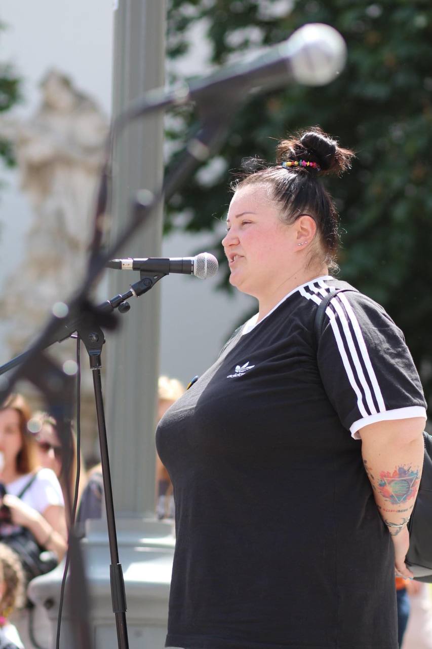 Співачка alyona alyona вийшла на Марш Матерів у Чехії -Фото 2
