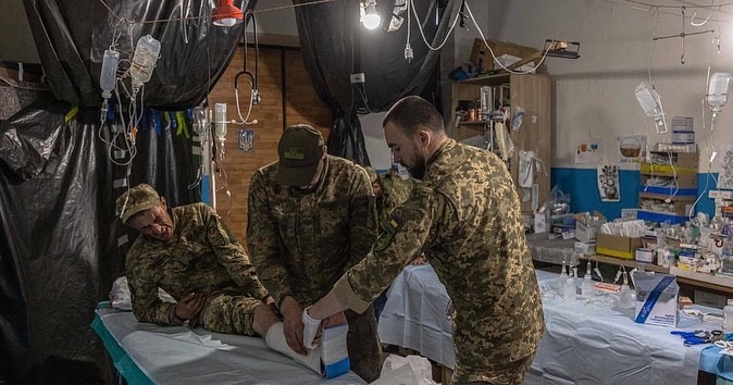 Українські медики рятують життя під час війни-Фото 8