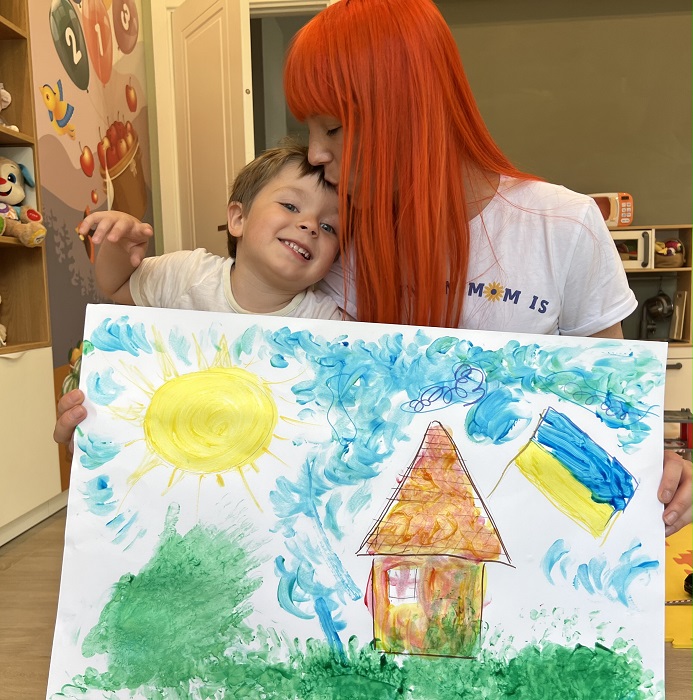 Світлана Тарабарова з сином та донькою стала амбасадором проекту дяки «Малюнок Герою»-Фото 2