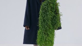 Нова реальність від Loewe: толстовки вкриті мохом, тренчі зеленою травою, з кросівок проростає мікрозелень-320x180
