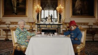 Елегантний натяк: Єлизавета ІІ вибрала символічне вбрання у Міжнародний день безневинних дітей — жертв агресії-320x180