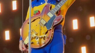 Гаррі Стайлз обрав синьо-жовте вбрання для свого концерту-320x180