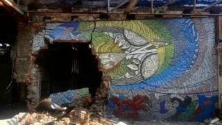 У Маріуполі внаслідок обстрілів зруйновано мозаїки Алли Горської-320x180