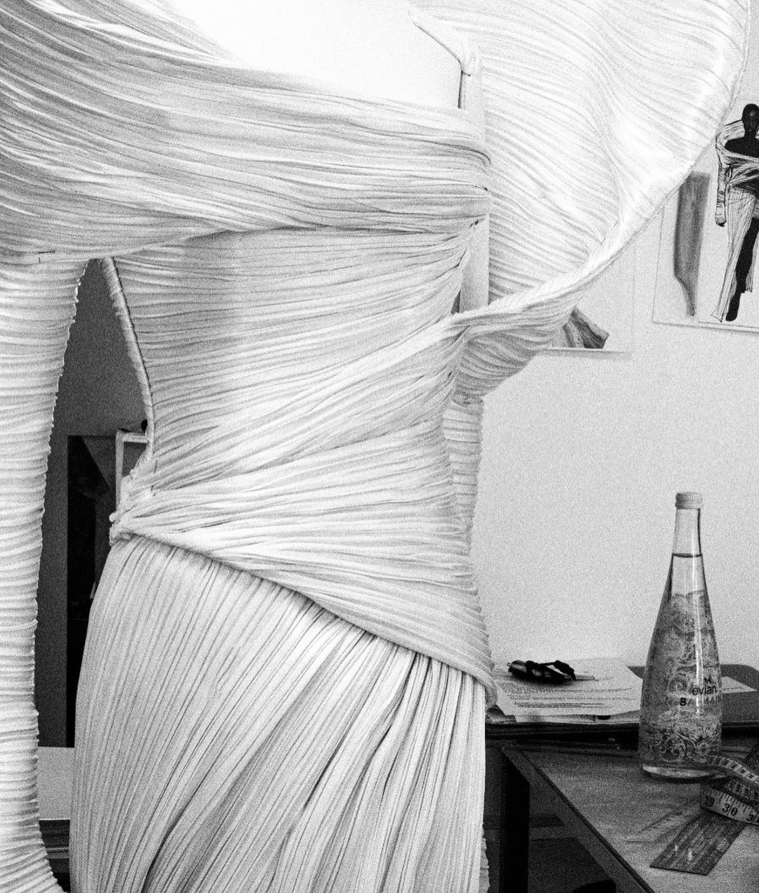 Balmain покажет кутюрное платье из бутылок Evian-Фото 3