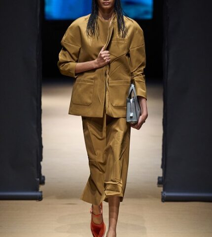 Показ Prada SS23 на Неделе моды в Милане: строгая утонченность-430x480