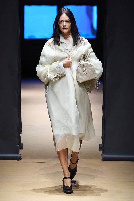 Показ Prada SS23 на Неделе моды в Милане: строгая утонченность-Фото 3