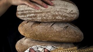 Нагодувати будь-якою ціною: три невигадані історії жінок-волонтерок, що печуть хліб для українців-320x180