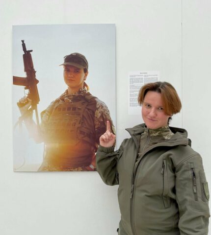 Small Talk: антропологіня та активістка Дафна Рачок про фотовиставку «ЛГБТІК+ на захисті України»-430x480