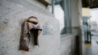 На Fairmont Grand Hotel Kyiv відкрили скульптуру проєкту «Шукай»-320x180