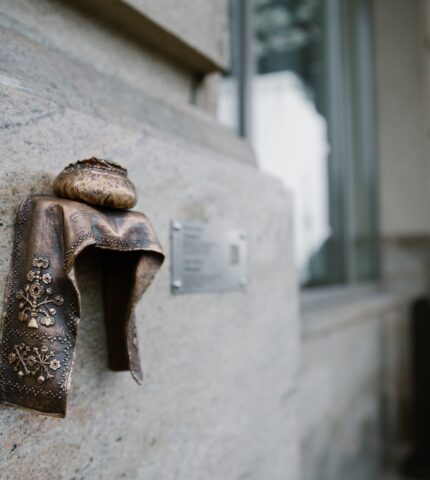 На Fairmont Grand Hotel Kyiv відкрили скульптуру проекту «Шукай»-430x480