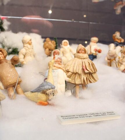Small Talk:  колекціонерка Марина Лук’янова про виставку новорічних іграшок «Скарби різдвяної скрині»-430x480
