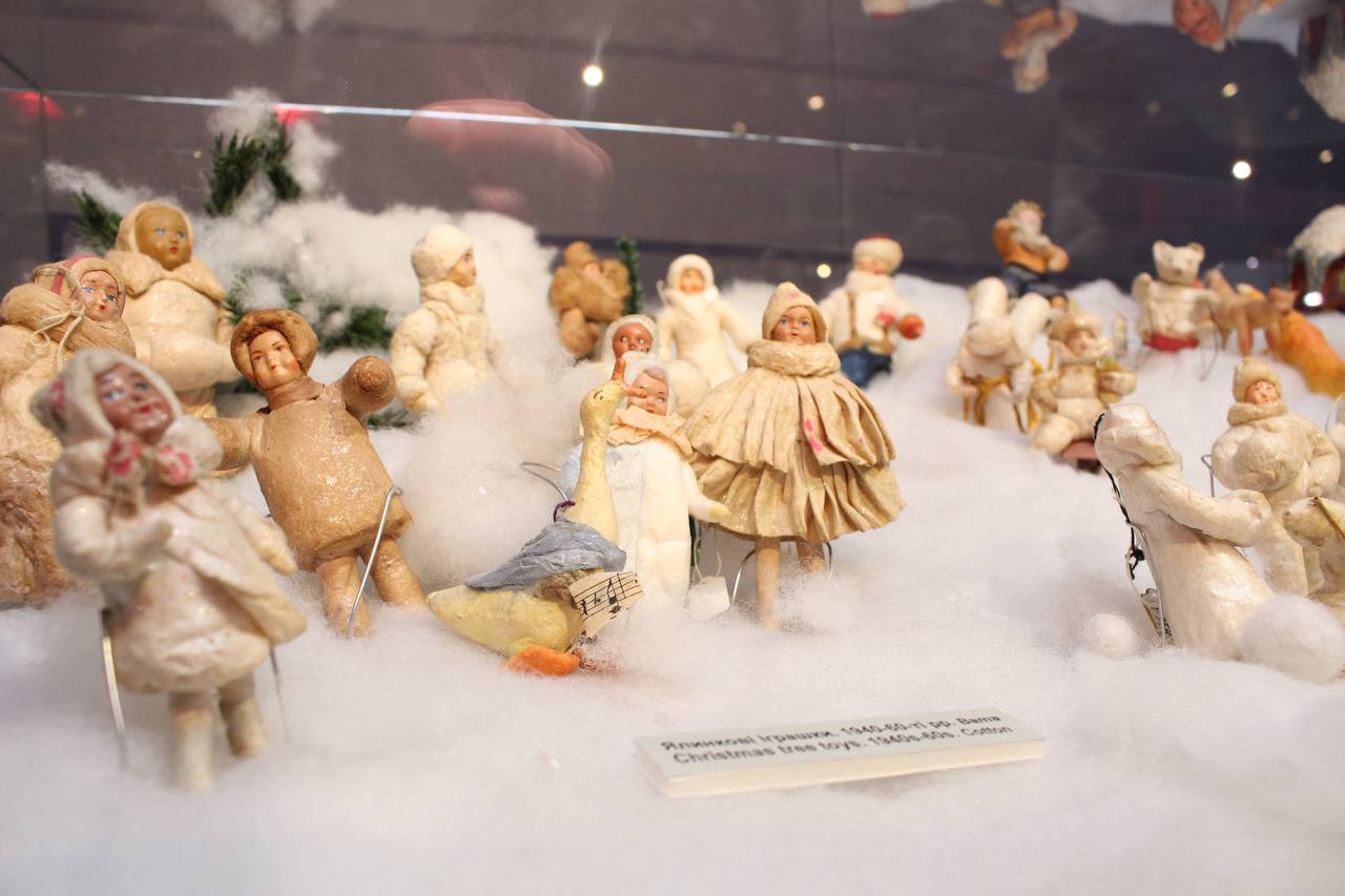Small Talk:  колекціонерка Марина Лук’янова про виставку новорічних іграшок «Скарби різдвяної скрині»-Фото 5