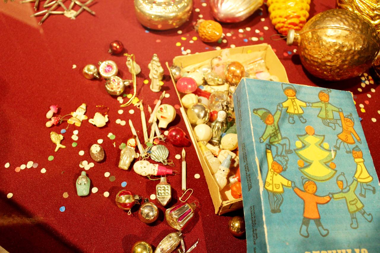 Small Talk:  колекціонерка Марина Лук’янова про виставку новорічних іграшок «Скарби різдвяної скрині»-Фото 7