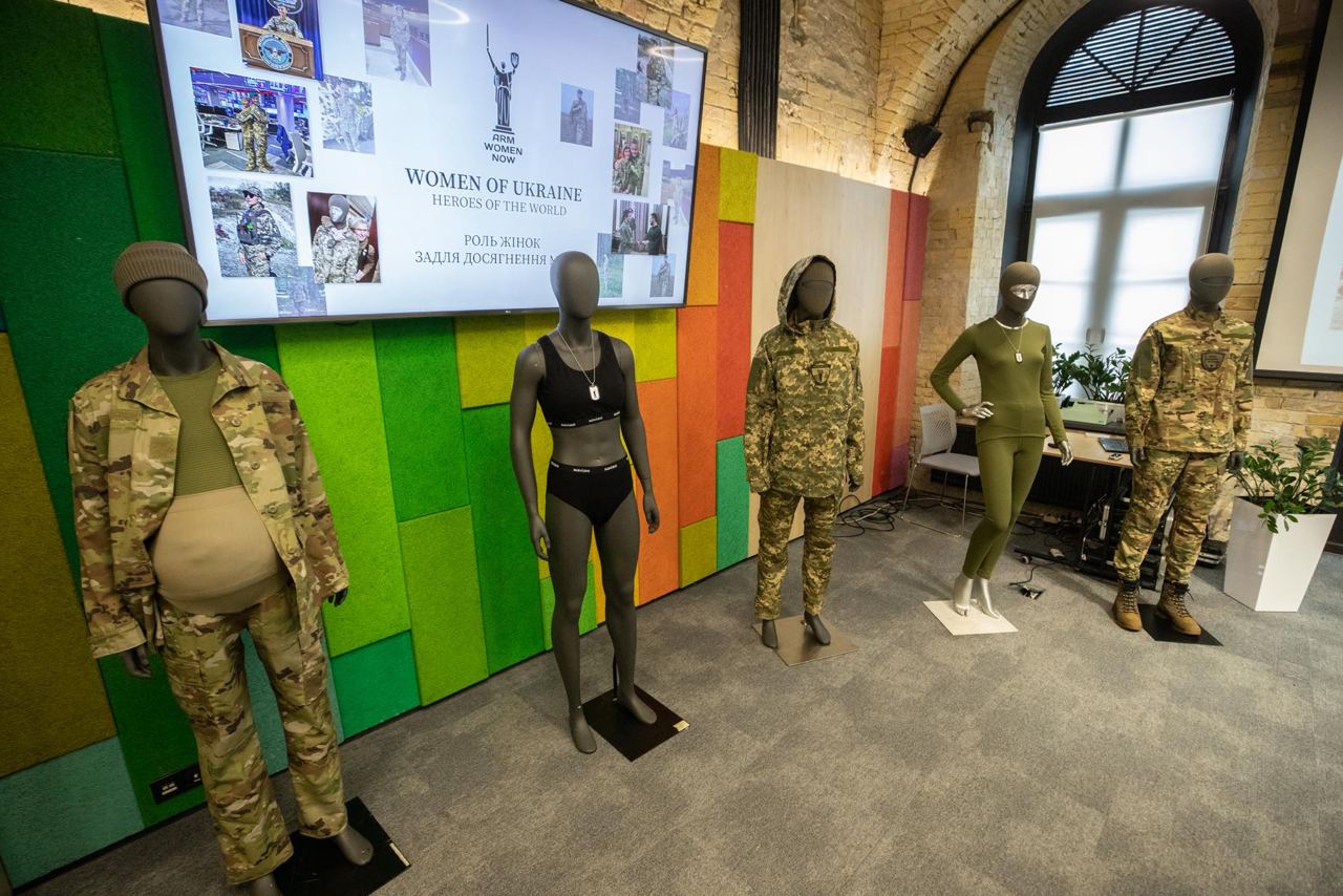 У Києві презентували зразки жіночої військової форми та амуніції-Фото 1
