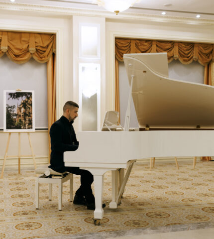 Благодійна фотовиставка «Закохані в Київ» в Fairmont Grand Hotel Kyiv-430x480