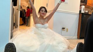 Селена Гомес в весільній сукні серіал "Вбивства в одній будівлі"