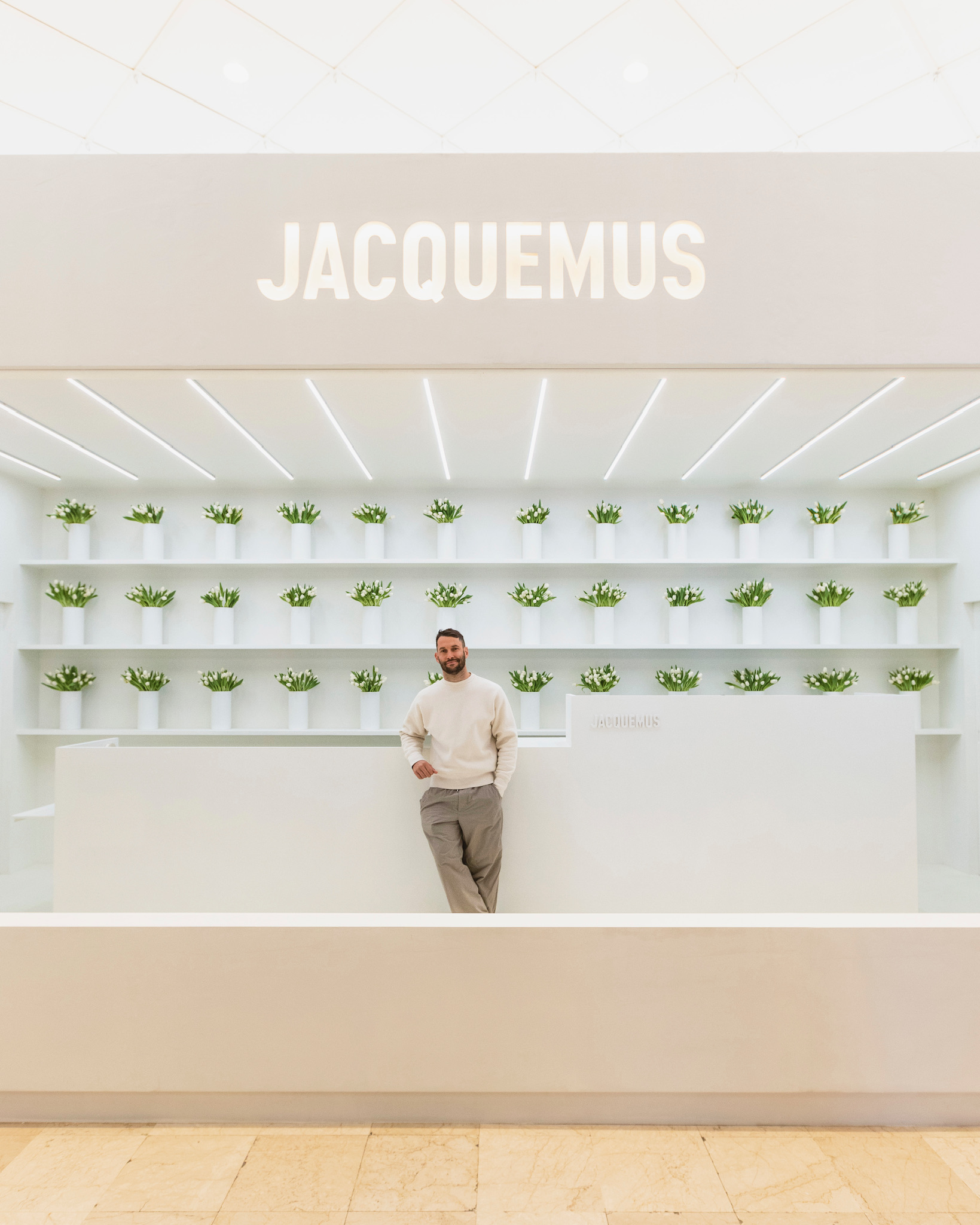 Паризький Galeries Lafayette представив бренд Jacquemus: оригінальні інсталяції, ефемерне кафе та квітковий магазин