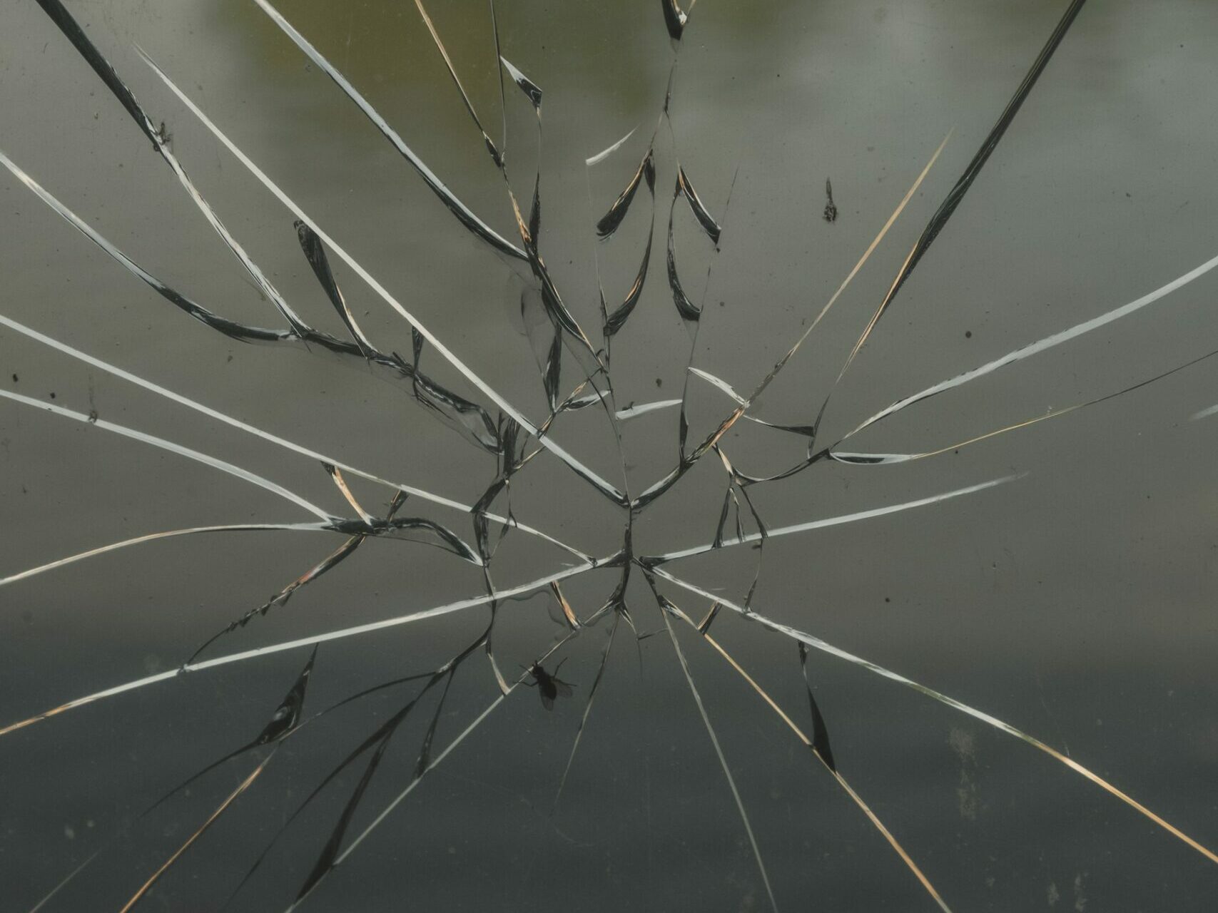 Трещина на зеркале. Разбитое стекло. Треснутое стекло. Имитация разбитого стекла. Разбитое окно.