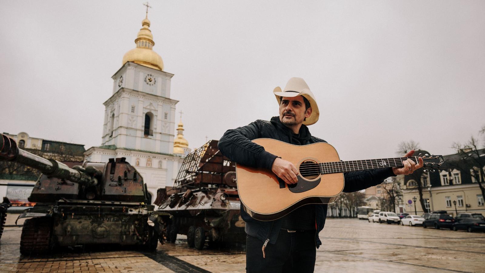 Володар Grammy Бред Пейслі заспівав «Червону руту» у центрі Києва-Фото 1