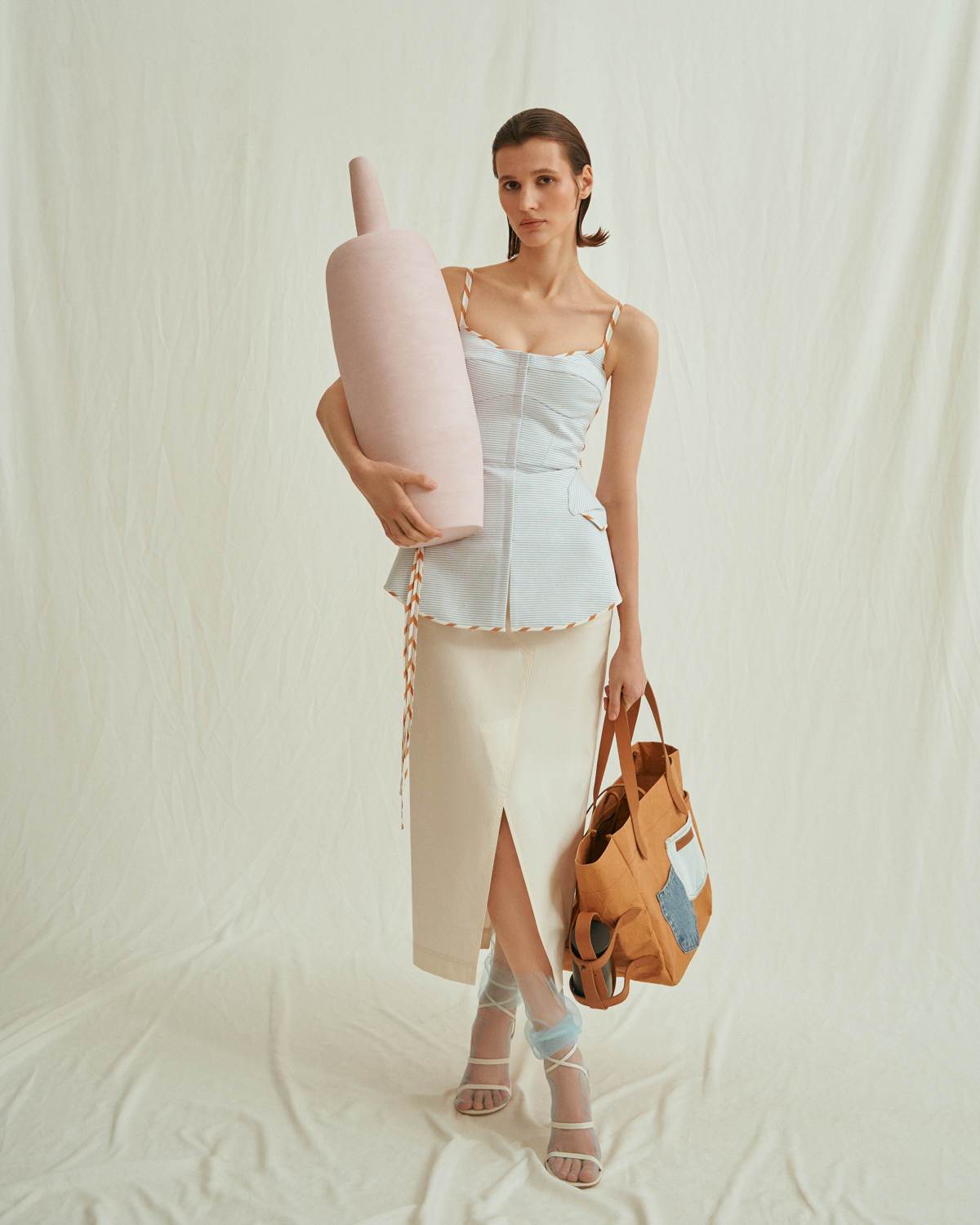 Кольорові конфетті, розсипані на платтях, спідницях та тренчах з органзи та іконічні для бренду силуети: нова колекція the COAT-Фото 10