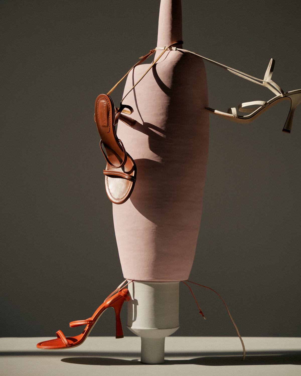 Кольорові конфетті, розсипані на платтях, спідницях та тренчах з органзи та іконічні для бренду силуети: нова колекція the COAT-Фото 16
