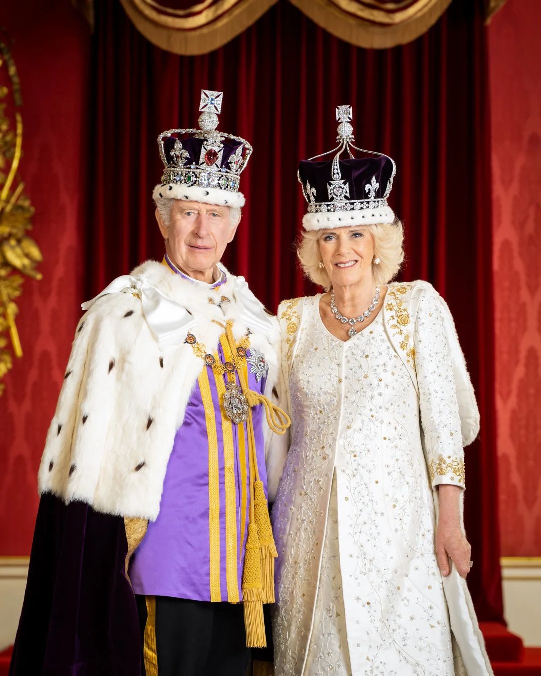 офіційні портрети з коронації короля Чарльза ІІІ і королеви Камілли