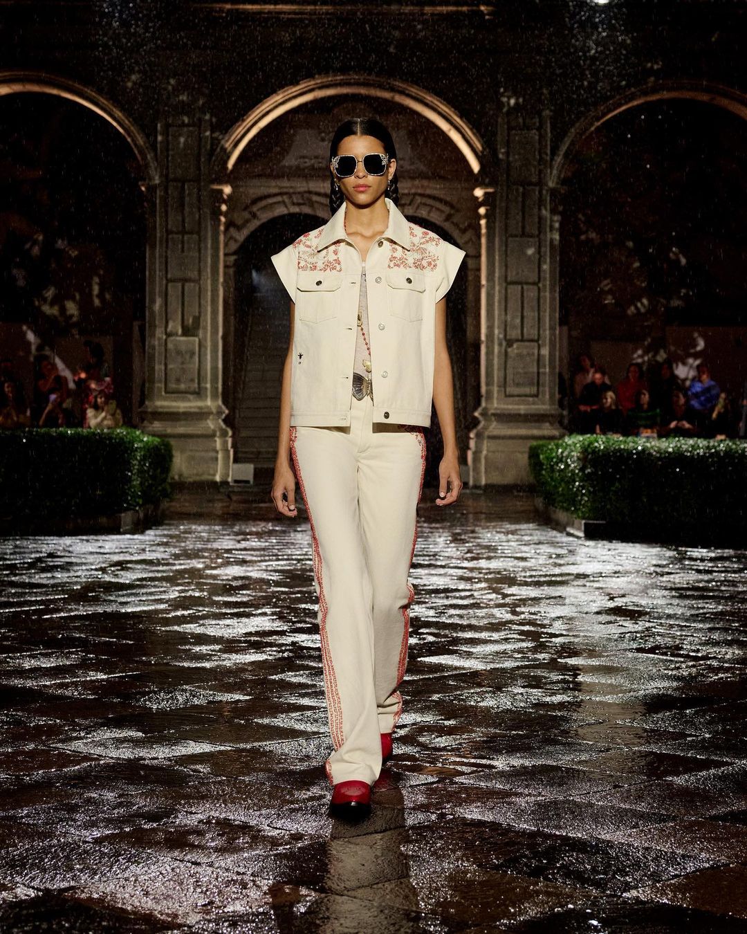 Dior присвятили колекцію Cruise 2024 художниці Фріді Кало-Фото 14