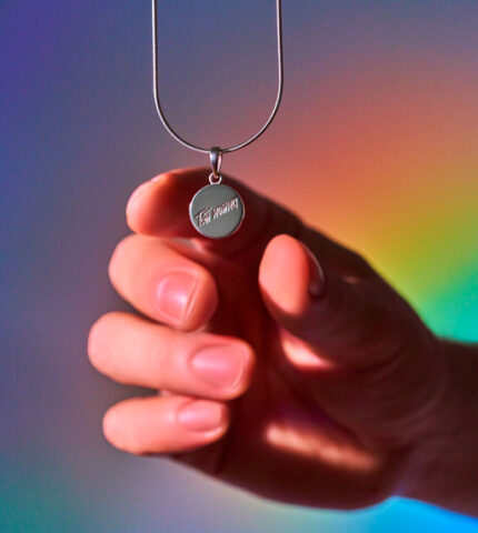 womán jewelry презентували благодійну прикрасу на підтримку ЛГБТ+ військових-430x480