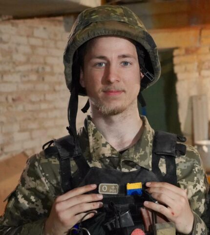 Чоловік говорити: Олександр Будько, боєць ЗСУ із позивним «Терен»-430x480
