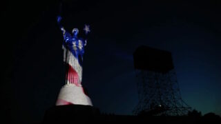 Скульптуру «Батьківщина-мати» підсвітили барвами прапора США-320x180
