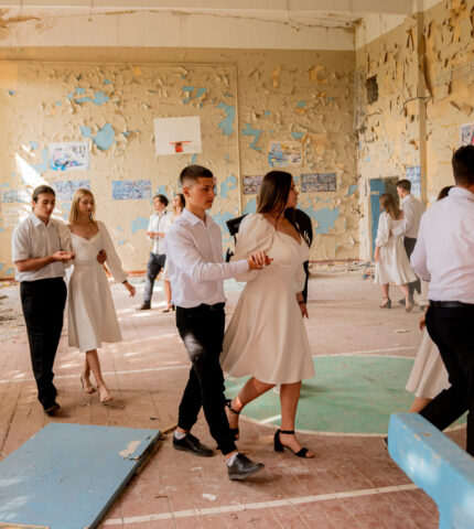 Легендарні «Крила» Ліні Костенко у прочитанні дітей на тлі зруйнованих шкіл Чернігова-430x480