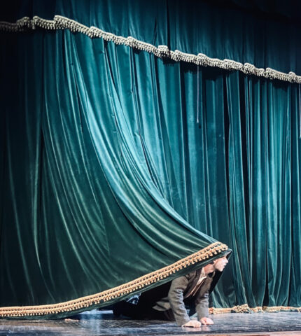 Учні Дмитра Богомазова зіграли Шекспіра на закритті сезону SOTA Cinema & Theatre Hub у Києві-430x480