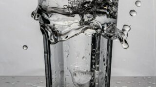 Скільки води треба пити: поради МОЗ-320x180