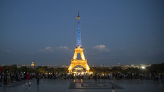 У Парижі відкрили Київський сквер і підсвітили Ейфелеву вежу в кольори прапора України-320x180
