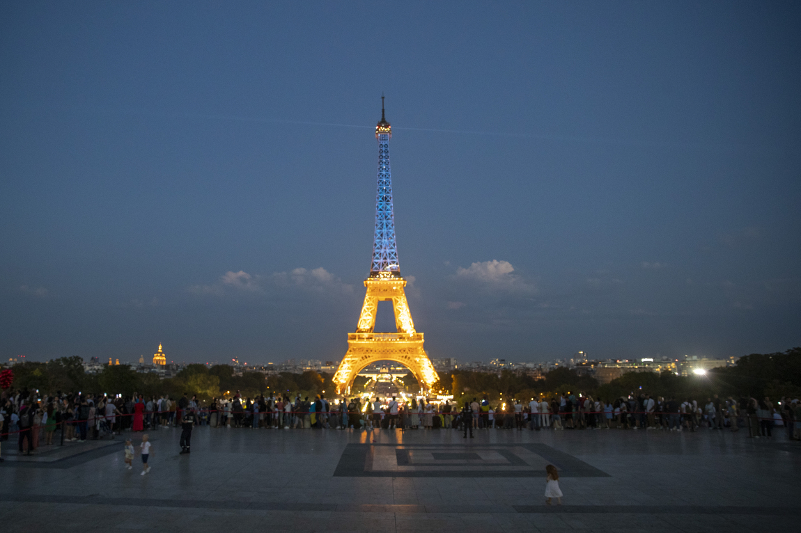 День Незалежності України Київський сквер у Парижі Ейфелева вежа