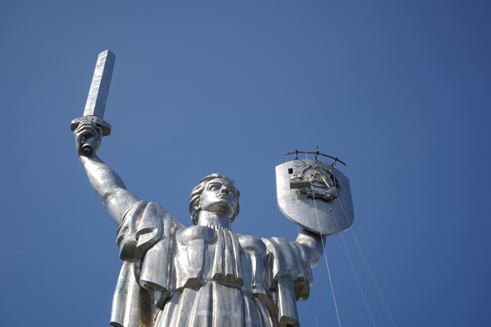 З монумента "Батьківщина-мати" демонтували радянський герб