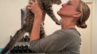 Не Шу, а Лотус: Сара Джессіка Паркер забрала додому котенка із серіалу «І просто так…»-320x180