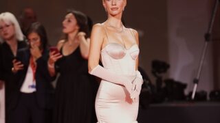Леоні Ханне в сукні від українського бренду WONÁ Concept на Венеційському кінофестивалі-320x180