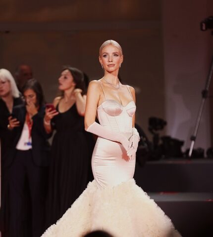 Леоні Ханне в сукні від українського бренду WONÁ Concept на Венеційському кінофестивалі-430x480