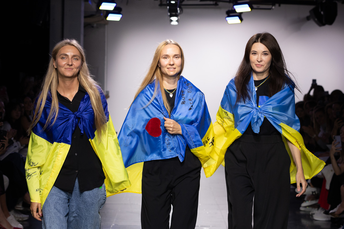 KSENIASCHNAIDER, ELENAREVA та NADYA DZYAK на London Fashion Week-Фото 1