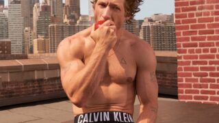 Актор Джеремі Аллен Вайт знявся у рекламі білизни Calvin Klein-320x180