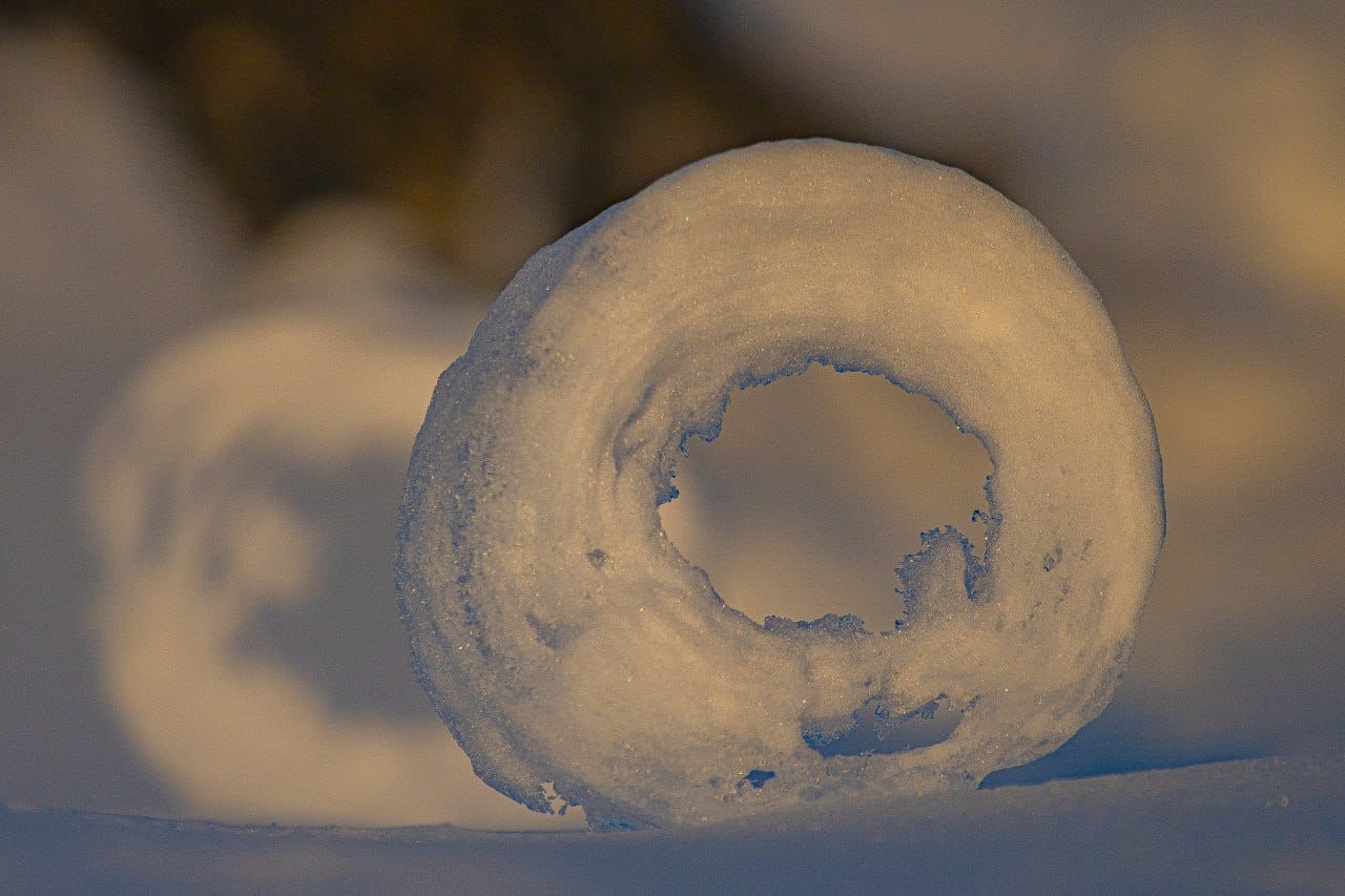 Українські полярники показали сувої зі снігу