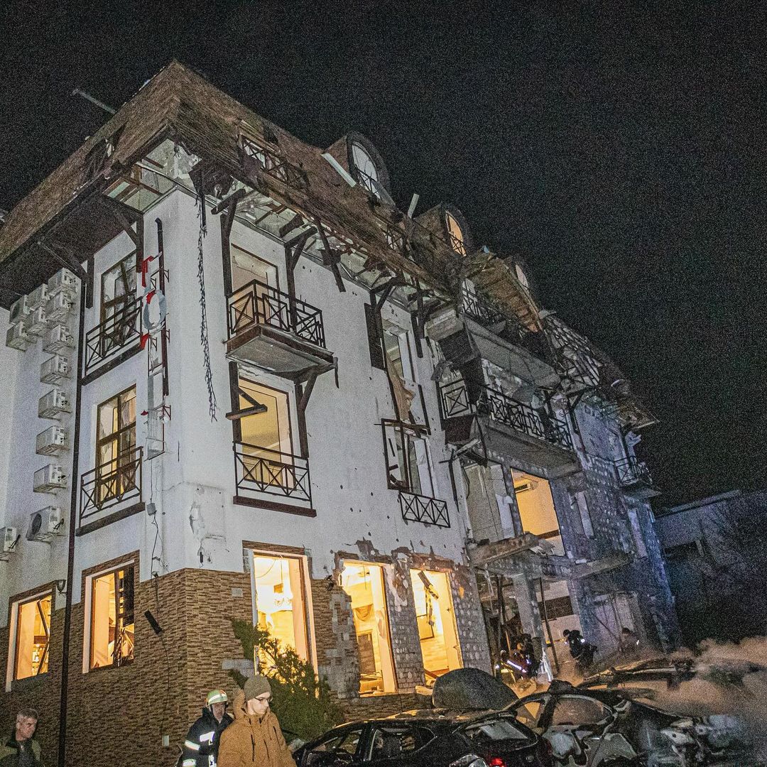 росія цілеспрямовано вдарила по готелі у Харків-Фото 2
