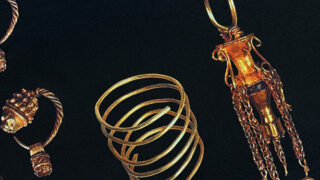 Украдене сарматське золото: OLIZ представивши платок із зображенням легендарних прикрас-320x180